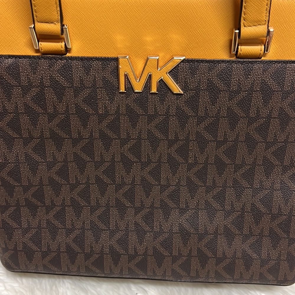 *SOLD*Michael Kors Florence Signature Luggage Large Tote**SOLD** - Picture 2 of 7